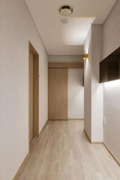 우드톤과 화이트가 어우러진 모던 뷰티샵 복도